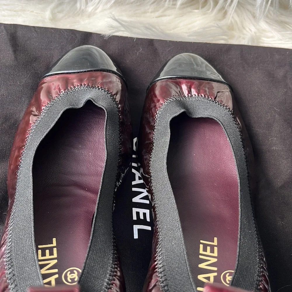 Authentic Chanel Black/Burgundy Patent Leather Scrunch Block Heel Pumps - Picture 6 of 16